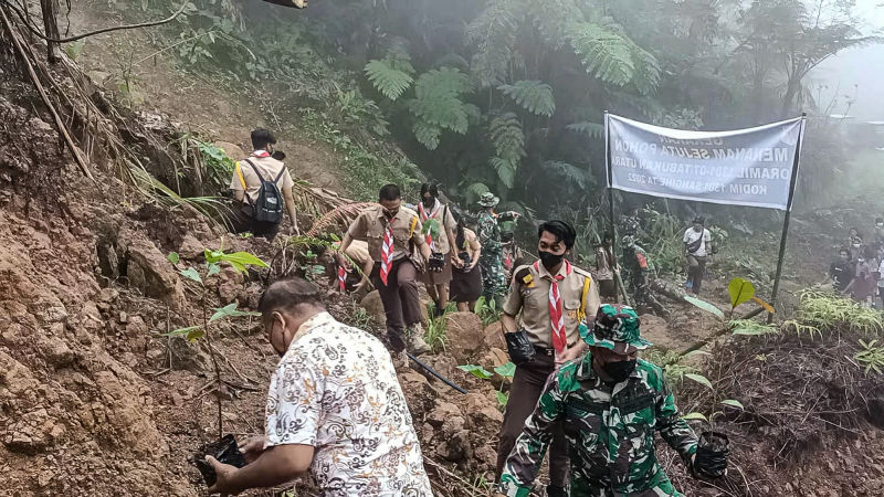 Cegah Potensi Bencana, Koramil Tabut Bersama Masyarakat dan Pelajar Tanam Pohon di Lokasi Rawan Longsor