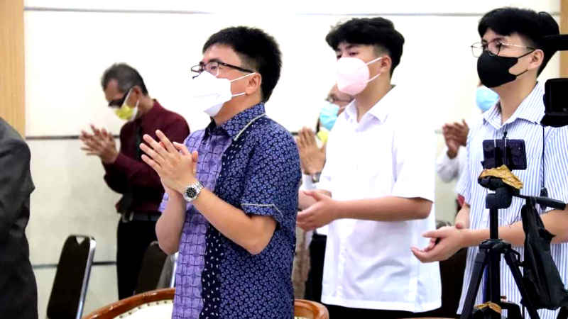 Andrei Angouw Ibadah Minggu di GPDI Hosana Karombasan
