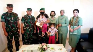 Terharu! Kasad Dudung Abdurachman Jenguk Kembar Siam Joana dan Jovalin di Kodam XIII/Mdk