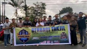 Komunitas YNCI Boltim Bagi-bagi Takjil di Bulan Ramadan