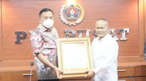 Terima Penghargaan PWI Pusat, Olly Dondokambey dan Steven Kandouw Memahami Peran Penting Pers