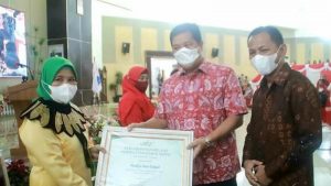 Berjasa di Dunia Pendidikan, Guru Honorer di Bolmut Terima Penghargaan Perempuan Hebat