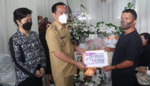Wali Kota Caroll Senduk Beri Santunan Duka di Wailan