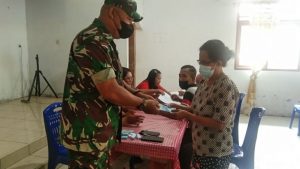 Dekat Dengan Masayarakat, Babinsa Sensong Dampingi Penyaluran BLT DD