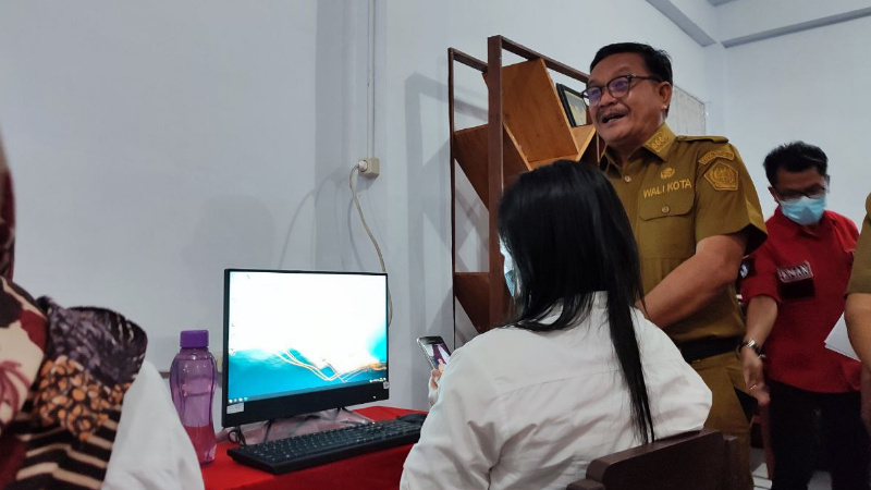 Maurits Mantiri - Hengky Honandar Ikutkan 804 Warga Bitung Ujian Kesetaraan Paket C