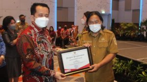 James Sumendap Terima Penghargaan Pembangunan Daerah Terbaik II Tahun 2022