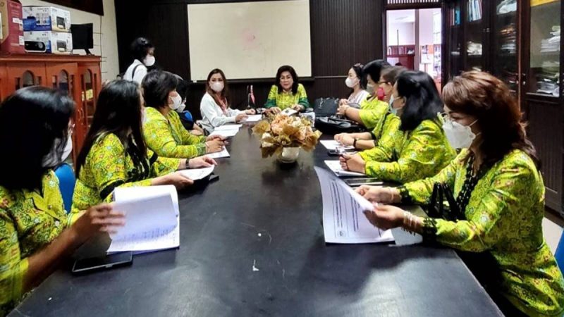 Ketua Komisi WKI Sinode GMIM Penatua Dra. Fenny Lumanauw, SIP memimpin Rapat Perdana Komisi WKI Sinode GMIM periode 2022-2027 di Kantor Sinode GMIM, Tomohon, Jumat (1/4/2022) Sore.