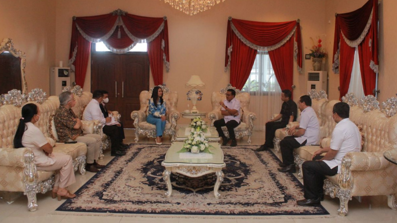 Maurits Mantiri Bahas Kerjasama Sister City Bitung-Davao dengan Konjen Philipina