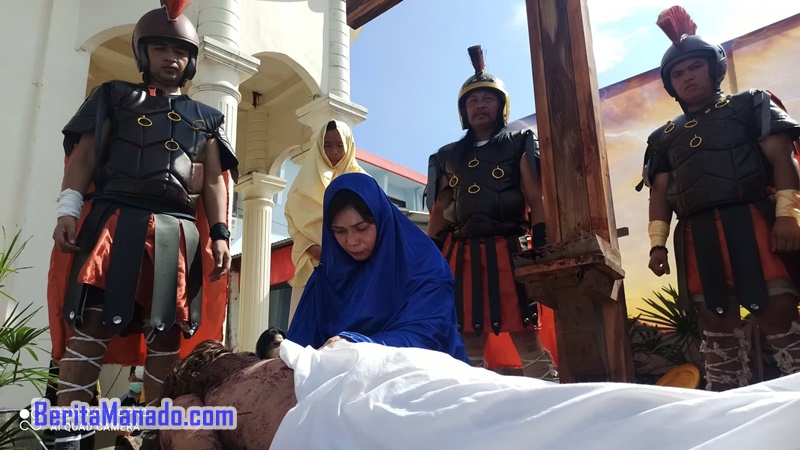 Umat Katolik Langowan Maknai Jumat Agung Dengan Cara Ini  