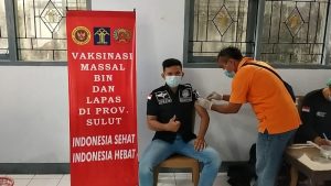 Giliran Warga Binaan Di Lapas Kelas III Enemawira Dapat Suntikan Vaksin dari BIN Sulut