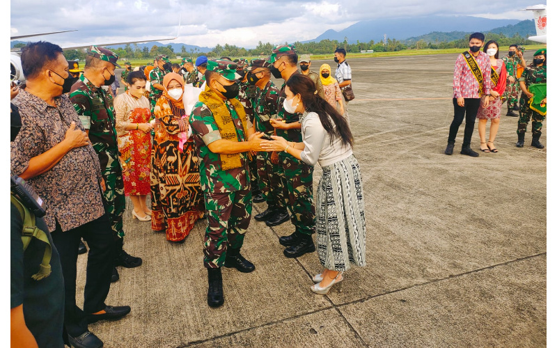 Kolonel Daniel Lalawi Sambut Kedatangan Kasad Jenderal TNI Dudung di Manado