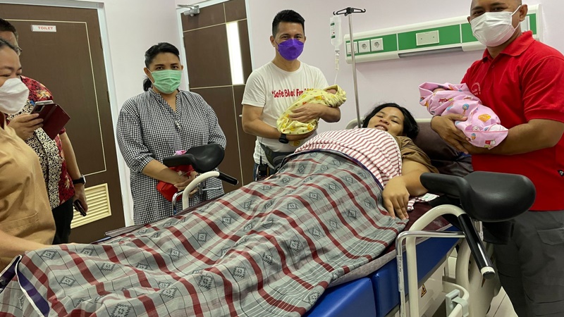 Momen Spesial RSUD ODSK: Kawal Persalinan Bayi Kembar, Olly Dondokambey Ikut Berikan Nama