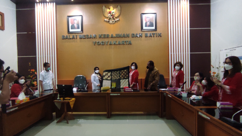 Tiga Desain Batik Bitung Disempurnakan Balai Besar Kerajinan dan Batik Yogyakarta