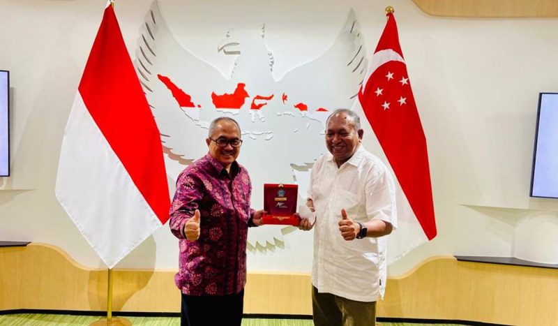 Suryapratomo, Duta Besar Indonesia untuk Singapura (kiri) dan Kepala Dinas Pariwisata Sulawesi Utara Henry Kaitjily (foto ist)