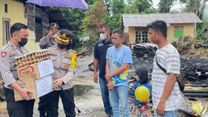Kapolres Bolmong Terobos Puing Reruntuhan Musibah Kebakaran di Dumoga, Bawa Bantuan Bagi Korban