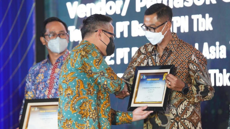 PLN Raih Penghargaan Mitra BUMN Champion 2022 dari Erick Thohir 1 PLN Raih Penghargaan Mitra BUMN Champion 2022 dari Erick Thohir