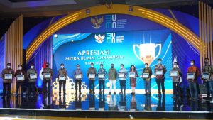 PLN Raih Penghargaan Mitra BUMN Champion 2022 dari Erick Thohir