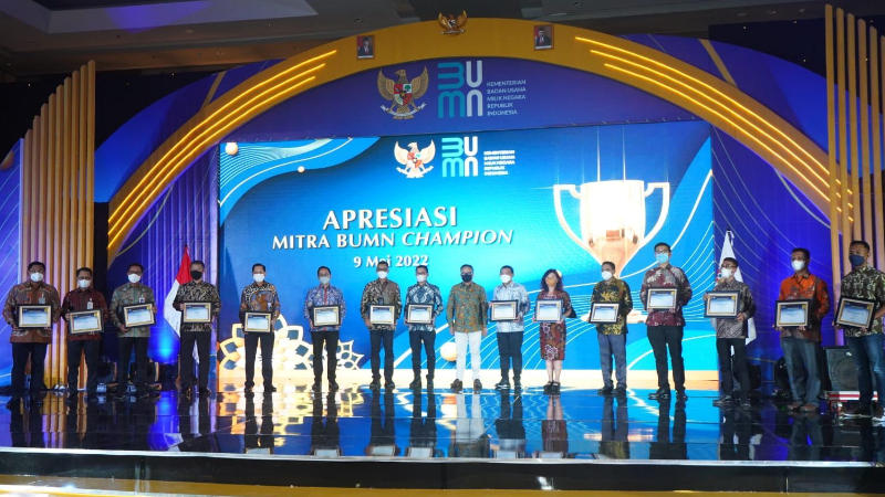 PLN Raih Penghargaan Mitra BUMN Champion 2022 dari Erick Thohir