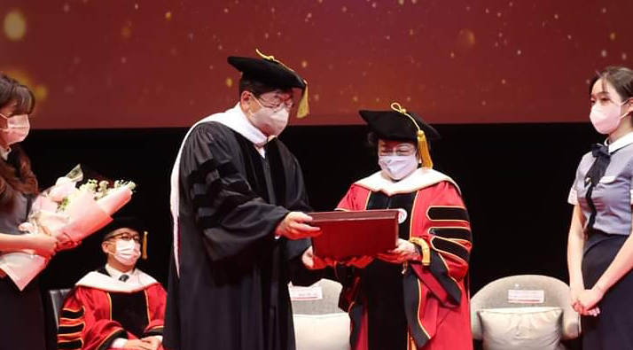 Tangis Megawati Usai Dianugerahi Profesor Kehormatan dari Soul Institute Of The Arts
