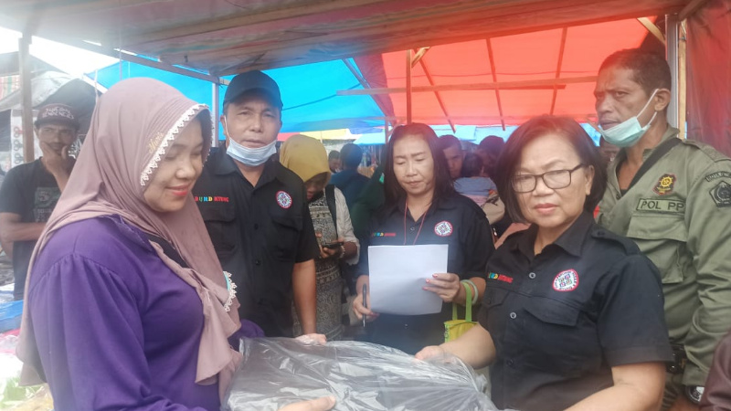 Ketua Fraksi PDI Perjuangan Bitung Bantu Penyintas Pasar Girian, Bagikan 123 Terpal