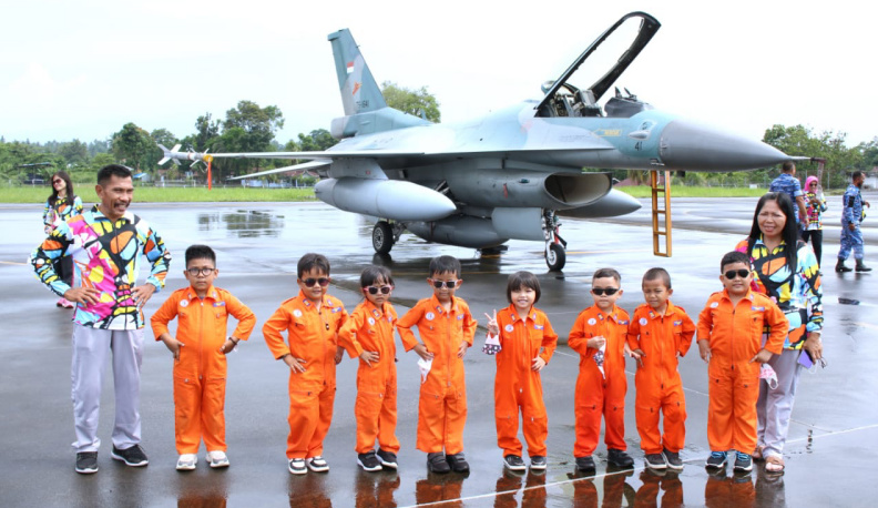 Pesawat Jet F-16 Fighting Falcon Transit di Lanud Sam Ratulangi