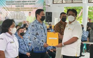 Hari Terakhir Jabat Bupati Sangihe, Jabes Gaghana Serahkan SK 415 PNS, CPNS dan PPPK Tahap I