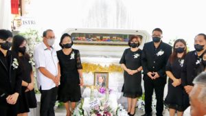 ADVERTORIAL: Bupati Royke Roring Hadiri Ibadah Pemakaman Mertua Kadis Kominfo Minahasa