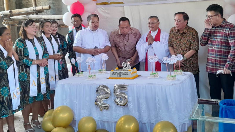 Andrei Angouw Hadir di HUT GMIM Efata Pangiang, Ruben Saerang Ceritakan Awal Mula Jemaat
