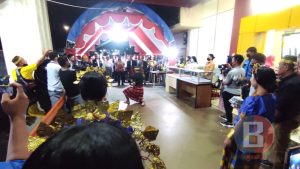 Maurits Mantiri Dikejutkan Pria Berbaju Adat dengan Badik Terhunus di Acara IPPS Bitung