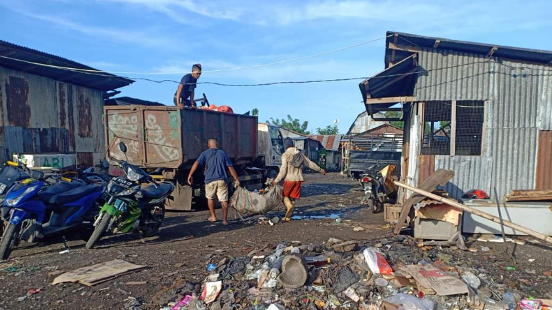 Lima Unit Armada Sampah Dikerahkan Angkut Puing Kebakaran Pasar Girian