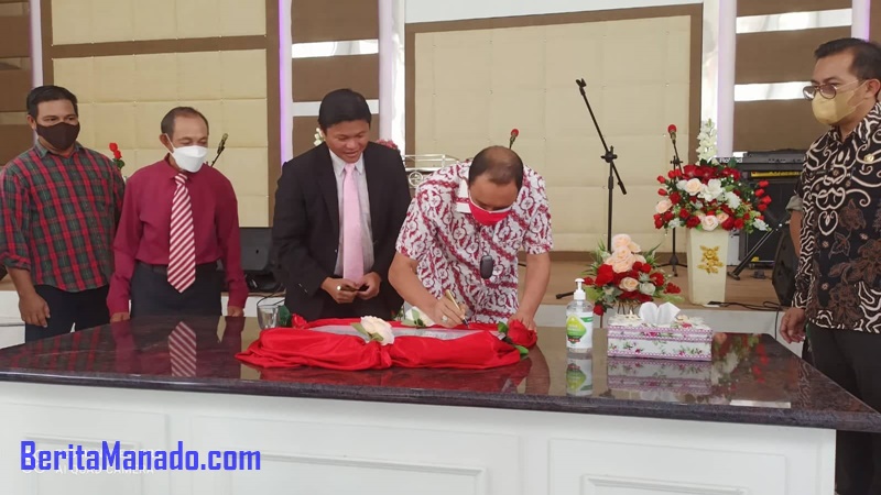 Bupati Royke Roring Tandatangai Prasasti GKMI Manembo   