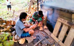 Salut! Babinsa Ini Rela Bantu Warga Dalam Pembuatan Kopra Asap