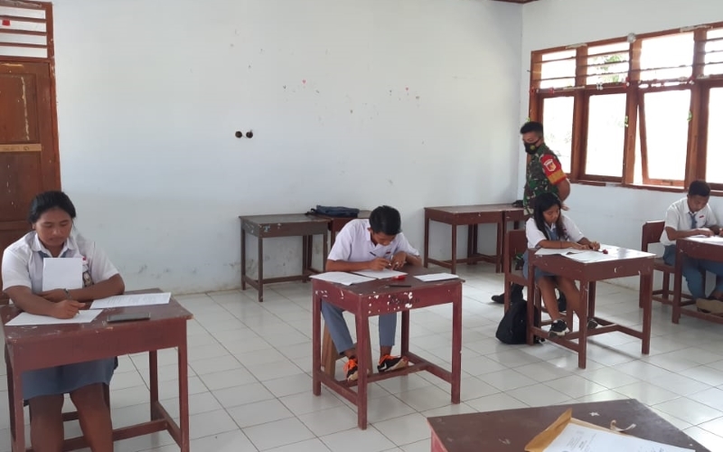 Di Marore Perbatasan RI-Filipina, Babinsa Dampingi Guru Awasi Ujian Sekolah