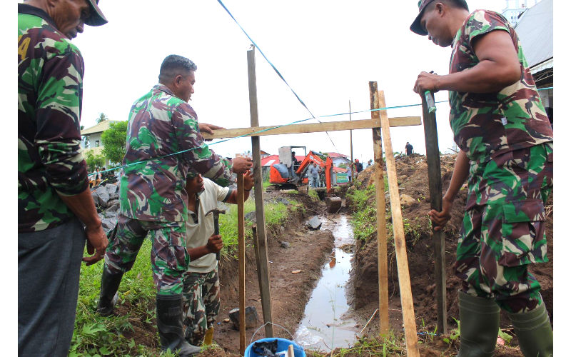 Kodim 1309/Manado Bangun Talud dan Drainase di GMIM Victory 9 Kodim 1309/Manado Bangun Talud dan Drainase di GMIM Victory