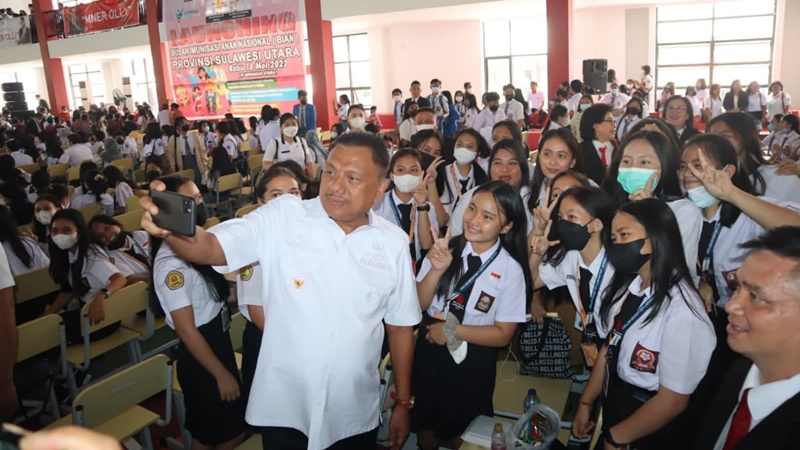 Mner Olly Dondokambey Beberkan Kiat Jadi Orang Sukses kepada Ribuan Siswa