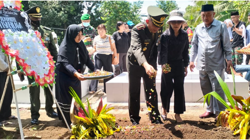 Kolonel Inf Daniel Lalawi Jadi Irup, Pemakaman Sertu Amrin Dilaksanakan Secara Militer 10 Kolonel Inf Daniel Lalawi Jadi Irup, Pemakaman Sertu Amrin Dilaksanakan Secara Militer