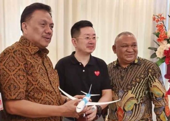 Gubernur Olly Dondokambey (kiri) ketika menerima kunjungan pimpinan China Southern Airlines didampingi Deputi Kemenparekraf Vincent Jemadu beberapa waktu lalu (dok. Dino Gobel).