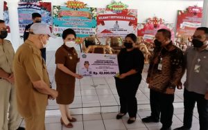 Santunan Duka Mendiang Kapitalaung Talengen Diserahkan Rinny Tamuntuan