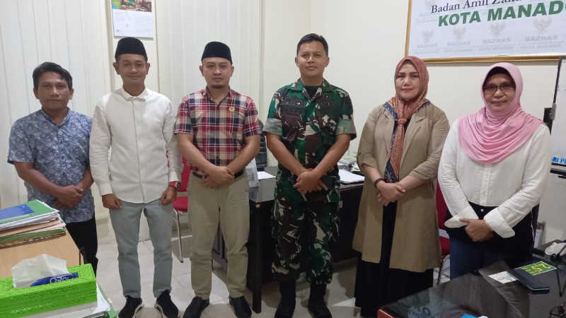 Komandan Denkesyah 13.04.01 Manado Letkol Ckm Dadan Hendayana Salurkan Zakat Mal