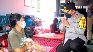Berikan Bantuan, Kapolda Mulyatno Semangati Warga Terdampak Bencana di Minsel