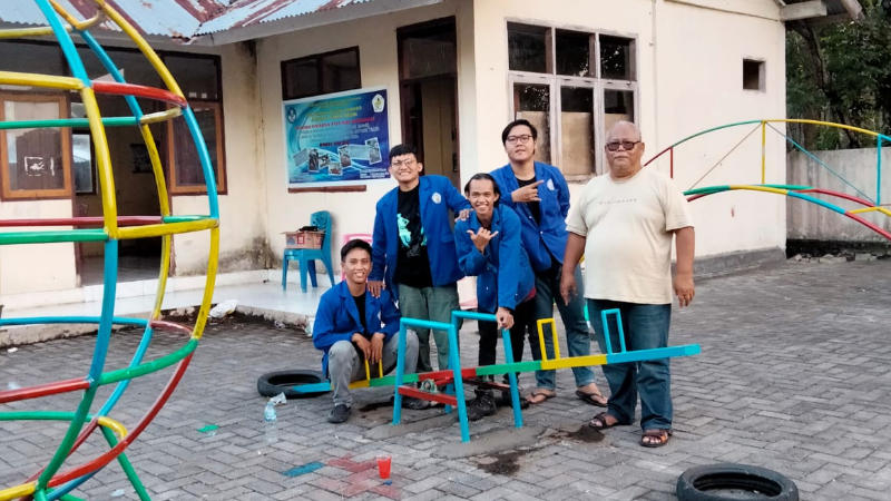 Jurusan Teknik Mesin Politeknik Negeri Manado Salurkan Bantuan Alat Permainan Edukasi di TK GMIM Getsemani Wineru