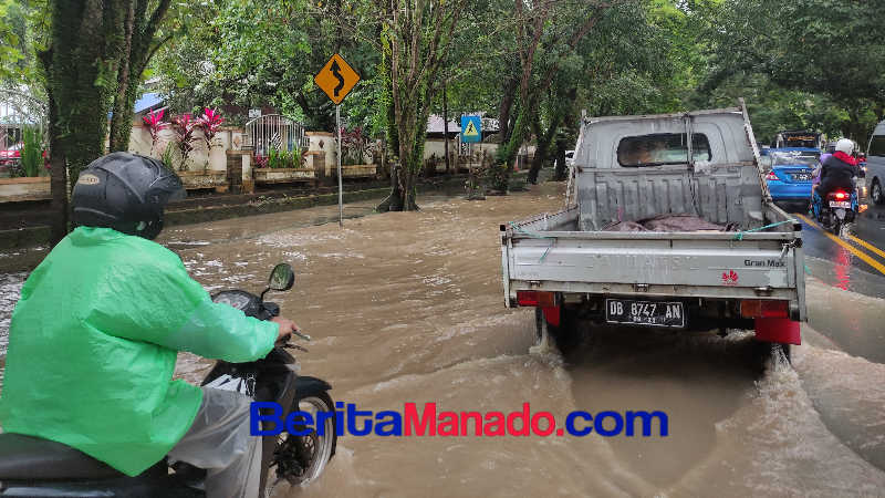 Pengendara Roda Dua Keluhkan Jalan Yos Sudarso Kairagi Sering Banjir