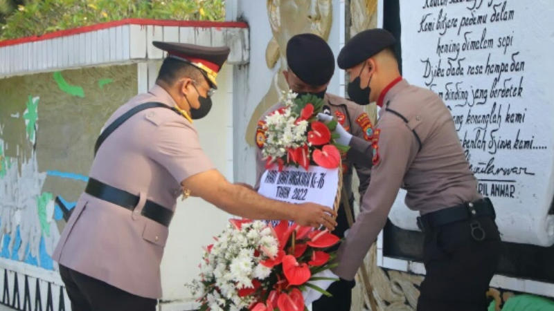Wakapolda Sulut Pimpin Ziarah TMP Kairagi dan Tabur Bunga di Laut, Penghormatan Bagi Para Pahlawan