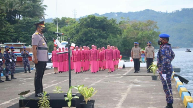 Wakapolda Sulut Pimpin Ziarah TMP Kairagi dan Tabur Bunga di Laut, Penghormatan Bagi Para Pahlawan