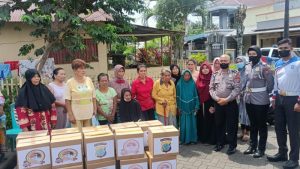 Polda Sulut Gandeng Mahasiswa Salurkan 100 Paket Bansos Hari Bhayangkara ke-76