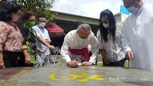 Mgr Yoseph Suwatan dan Tiga Imam MSC Abadikan Tanda Tangan di Atas Batu    