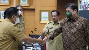 Rakor di Kemendagri, Airlangga Hartarto Ingatkan Penanganan Pandemi dan Pengentasan Kemiskinan