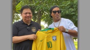 Legenda Sepakbola Brasil Ronaldinho Hadiahi Airlangga Hartarto Jersey Kuning, Warna Kebesaran!