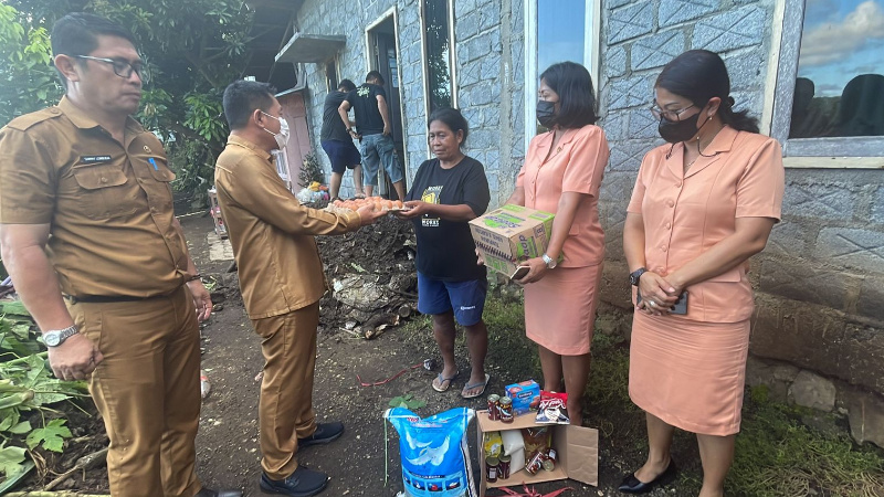 Dua Kecamatan di Bitung Terdampak Banjir dan Longsor, Sekda Salurkan Bantuan Bahan Makanan
