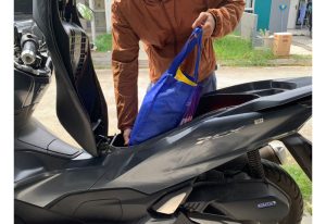 Simak 5 Tips Aman Membawa Barang dengan Sepeda Motor